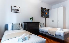 Joivy Lovely And Inviting Flat With Balcony